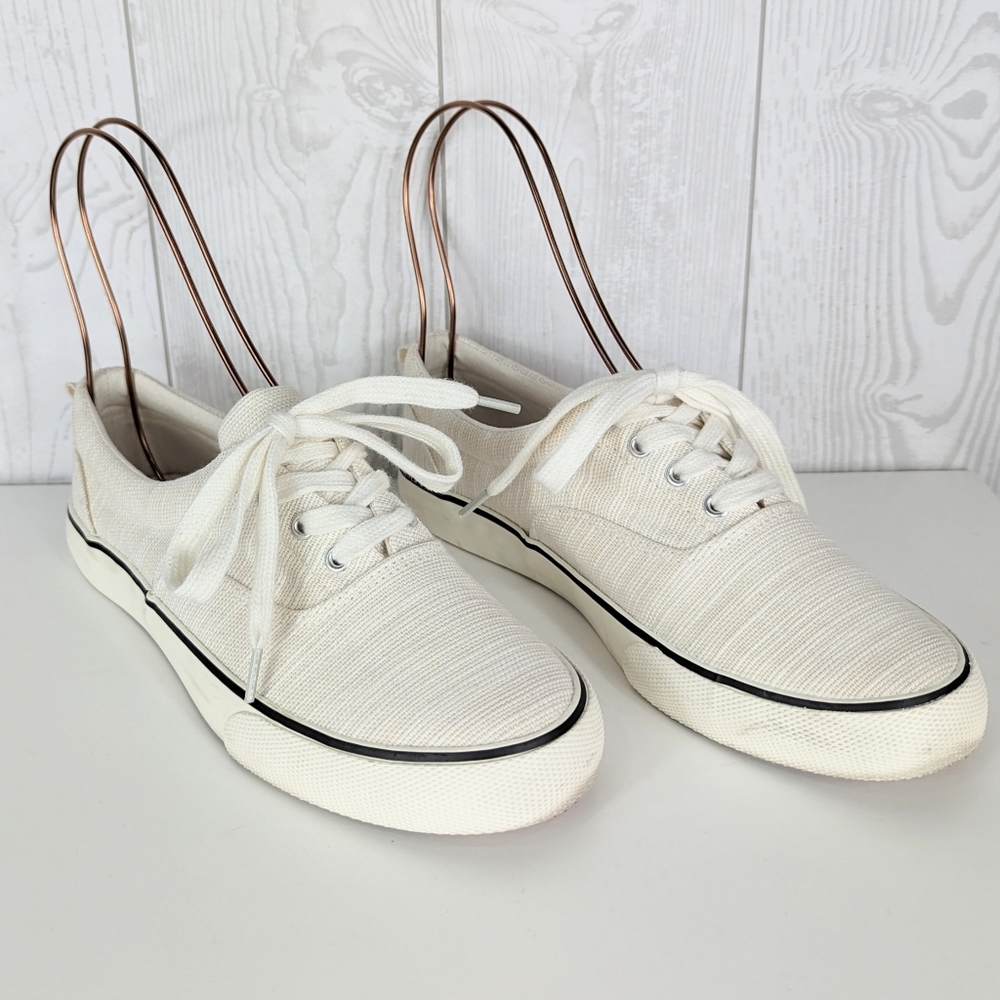 Universal Thread Women's Sneakers Size 6 White Fashion Sneakers Lace Up Textured